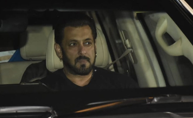 Pics: About Last Night - Salman Spotted At Aamir Khan's Home