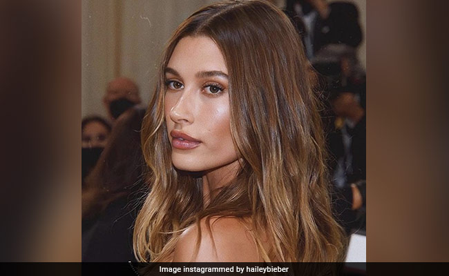 Here's Why You Need To Try Hailey Bieber's Dewy Makeup Glam