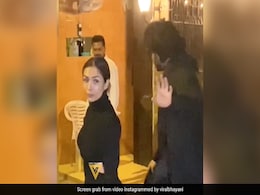 फुल ब्लैक ऑउटफिट में दिखे अर्जुन-मलाइका, जल्दी-जल्दी में पैपाराजी को कुछ इस तरह दिया पोज, लोग बोले- डाका डालने जा रहे क्या फुल ब्लैक ऑउटफिट में दिखे अर्जुन-मलाइका, जल्दी-जल्दी में पैपाराजी को कुछ इस तरह दिया पोज, लोग बोले- डाका डालने जा रहे क्या