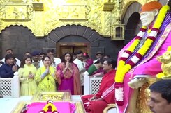 अभिनेत्री शिल्पा शेट्टी, राज कुंद्रा परिवार के साथ शिरडी पहुंची अभिनेत्री शिल्पा शेट्टी, राज कुंद्रा परिवार के साथ शिरडी पहुंची
