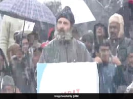 Rahul Gandhi Wears Kashmiri "Pheran" To Ward Off Winter Chill Rahul Gandhi Wears Kashmiri "Pheran" To Ward Off Winter Chill