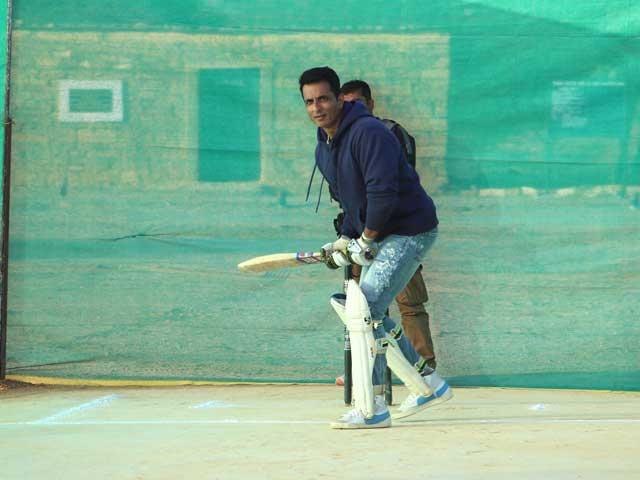 Sonu Sood Works Out, Plays Cricket With Soldiers