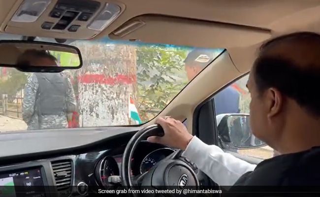 VIDEO : असम के सीएम हिमंत सरमा ने गुवाहाटी चिड़ियाघर का किया दौरा, शेयर किए "प्यारे पल"