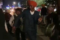 मध्यप्रदेश में विवाह समारोह में डांस कर रहा युवक अचानक गिरा, हार्ट अटैक से हुई मौत मध्यप्रदेश में विवाह समारोह में डांस कर रहा युवक अचानक गिरा, हार्ट अटैक से हुई मौत