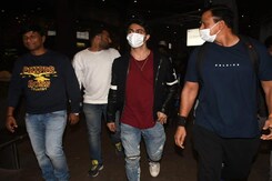 शाहरुख खान के बेटे आर्यन मुबंई एयरपोर्ट पर आए नज़र शाहरुख खान के बेटे आर्यन मुबंई एयरपोर्ट पर आए नज़र