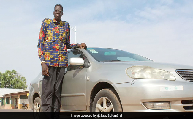 Meet Sulemana Abdul Samed, Ghana's Tallest Man At 7 Feet 4 Inches