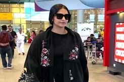 Sonam Kapoor Wishes Paparazzi, "Happy New Year" Sonam Kapoor Wishes Paparazzi, "Happy New Year"