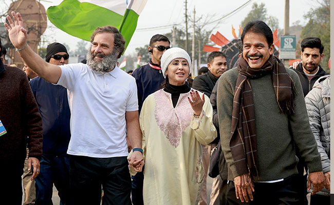 Actor-Politician Urmila Matondkar Joins Rahul Gandhi's <i>Bharat Jodo Yatra</i> in Jammu