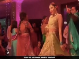 गोविंदा के हिट सॉन्ग ‘हुस्न है सुहाना’ पर माहिरा खान ने खूब किया डांस, देखें पाकिस्तानी एक्ट्रेस का वीडियो गोविंदा के हिट सॉन्ग ‘हुस्न है सुहाना’ पर माहिरा खान ने खूब किया डांस, देखें पाकिस्तानी एक्ट्रेस का वीडियो