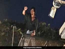 शाहरुख खान ने Mannat के बाहर खड़े फैंस को दिया सरप्राइज, पठान की रिलीज से पहले किंग खान को देखकर लोग बोले- दो दो चांद एक साथ...'  शाहरुख खान ने Mannat के बाहर खड़े फैंस को दिया सरप्राइज, पठान की रिलीज से पहले किंग खान को देखकर लोग बोले- दो दो चांद एक साथ...'