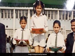 दो चोटी बनाए स्कूल यूनिफॉर्म में नंबर 1 पोजीशन पर खड़ी यह लड़की आज है बॉलीवुड की हिट मशीन, विवादों से रहता है नाता, पहचाना क्या? दो चोटी बनाए स्कूल यूनिफॉर्म में नंबर 1 पोजीशन पर खड़ी यह लड़की आज है बॉलीवुड की हिट मशीन, विवादों से रहता है नाता, पहचाना क्या?