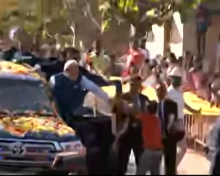 Security Breach At PM's Karnataka Roadshow, Boy Runs To Him With Garland