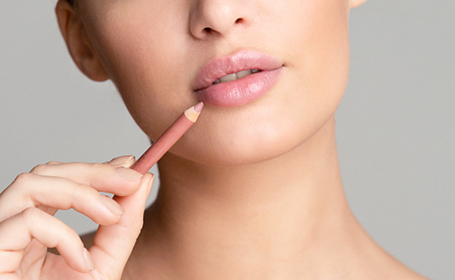 क्या लिपस्टिक लगाते वक्त आपसे भी होठों का किनारा छूट जाता है, अगर हां तो आजमाएं ये ट्रिक, दिखेगा परफेक्ट लिप कलर