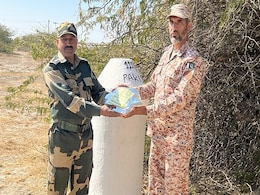 गणतंत्र दिवस के  मौके पर BSF और पाकिस्तान रेंजर्स ने एक दूसरे को बांटी मिठाइयां  गणतंत्र दिवस के  मौके पर BSF और पाकिस्तान रेंजर्स ने एक दूसरे को बांटी मिठाइयां