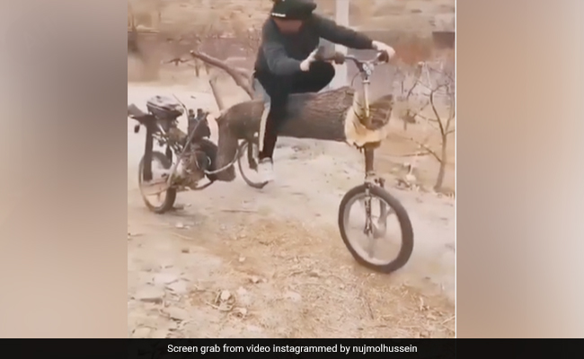 लड़के का जुगाड़ देख लोगों ने पकड़ा सिर, पेड़ की डाल से बनाई जबरदस्त बाइक, लगाए तीन पहिए, जोड़ा हैंडिल और...