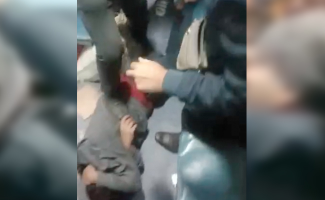 VIDEO: TTE ने ट्रेन में यात्री को बेरहमी से पीटा, चेहरे पर जूतों से किया हमला