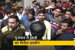 गुजरात में पेपर लीक के बाद नाराज छात्रों ने कई शहरों में किया विरोध प्रदर्शन गुजरात में पेपर लीक के बाद नाराज छात्रों ने कई शहरों में किया विरोध प्रदर्शन