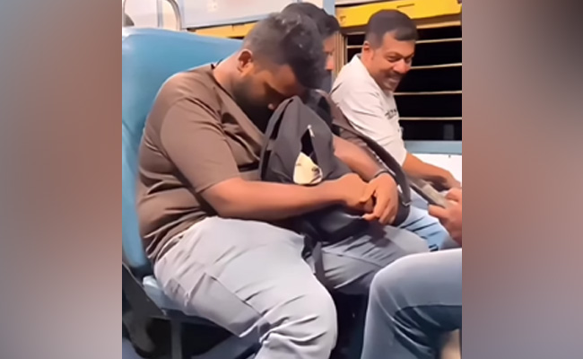 ट्रेन में सफर के दौरान Puppy के साथ बैठा हुआ था शख्स, वीडियो देख लोगों ने कहा- Pure Love!