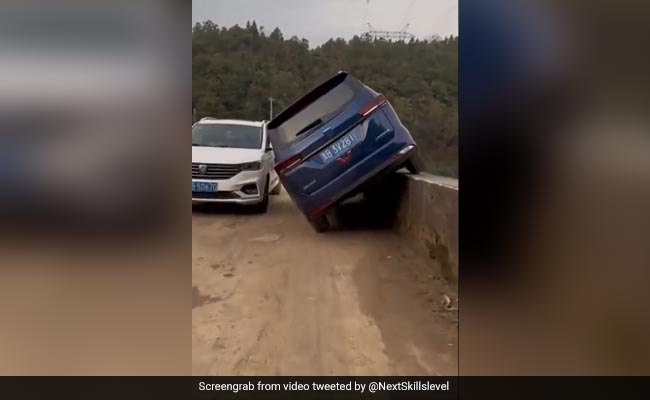 Watch: Two SUVs Cross Each Other On Narrow Bridge, Internet Praises "Impressive" Driving Skills