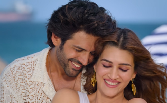 <i>Shehzada</i> Song <i>Munda Sona Hoon Main</i>: Kartik Aaryan And Kriti Sanon's Beach Romance Is Super Fun