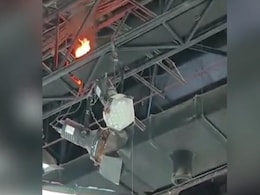 ऑटो एक्सपो के पवेलियन में शॉर्ट सर्किट की वजह से लगी आग, बड़ा हादसा होने से टला ऑटो एक्सपो के पवेलियन में शॉर्ट सर्किट की वजह से लगी आग, बड़ा हादसा होने से टला