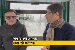 बर्फबारी के बाद और खूबसूरत हुआ गुलमर्ग, केबल कार में बैठकर लुत्फ उठा रहे पर्यटक बर्फबारी के बाद और खूबसूरत हुआ गुलमर्ग, केबल कार में बैठकर लुत्फ उठा रहे पर्यटक