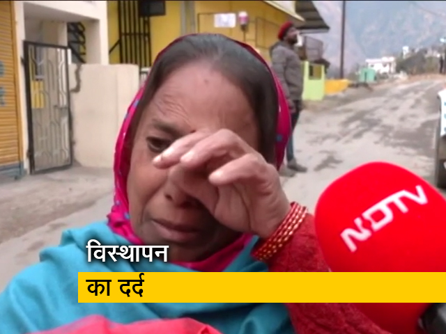 जोशीमठ में फफक-फफक कर रोती महिला- "गाय और बछड़ा कहां जाएंगे, बच्चे बेरोजगार हैं"