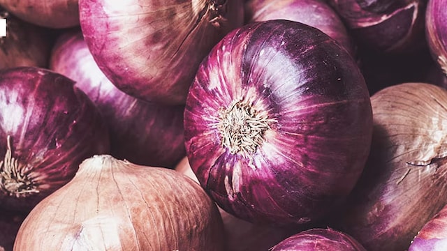 The antioxidants present in onions help strengthen the immune system