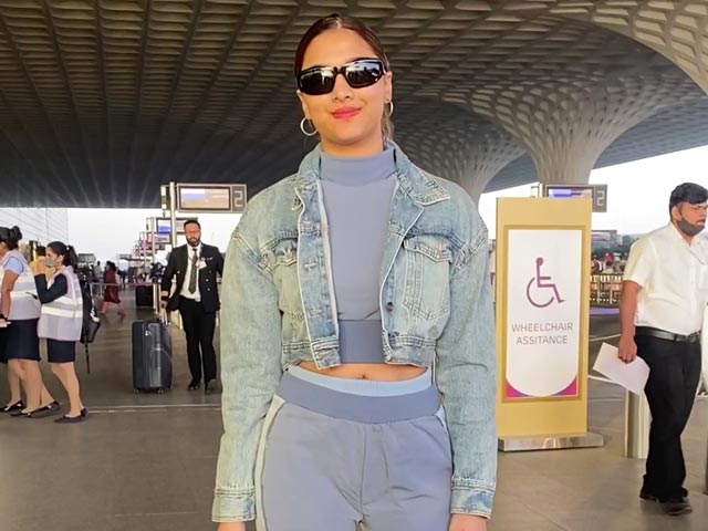 सई मांजरेकर एयरपोर्ट पर हुईं स्‍पॉट, खुशी- खुशी दिए पोज 