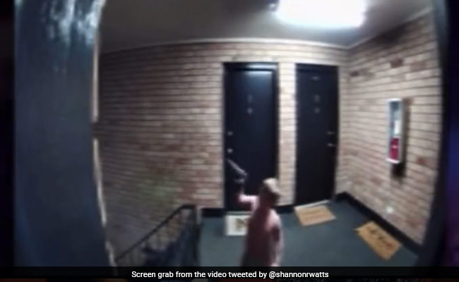 लोडेड गन लेकर खेल रहा था छोटा बच्चा, करने चला कुछ ऐसा, पड़ोसियों ने देखते ही बुलाई पुलिस, लेकिन...