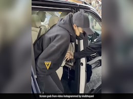 पठान के लिए फैंस का रिएक्शन देखने थियेटर पहुंची दीपिका पादुकोण, एक्ट्रेस को फेस छिपाते देख फैंस बोले- 'यह दीपिका है या राज कुंद्रा'  पठान के लिए फैंस का रिएक्शन देखने थियेटर पहुंची दीपिका पादुकोण, एक्ट्रेस को फेस छिपाते देख फैंस बोले- 'यह दीपिका है या राज कुंद्रा'