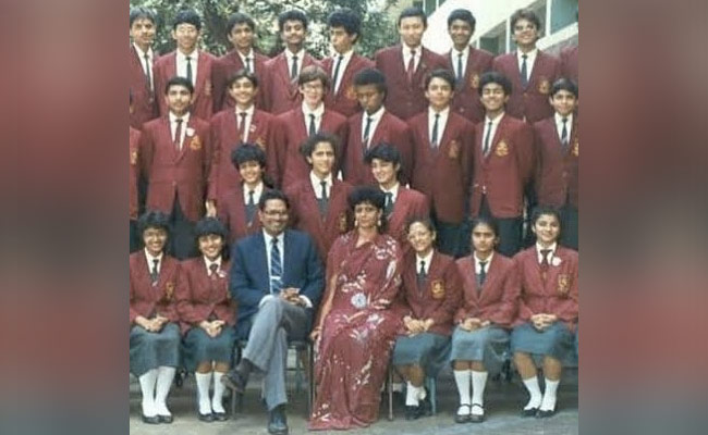 बॉय कट बालों में नीचे की सेकंड लाइन में खड़ी है बॉलीवुड की दबंग एक्ट्रेस, सुपरहिट के मशीन कहलाते हैं इनके पति, पहचाना क्या?