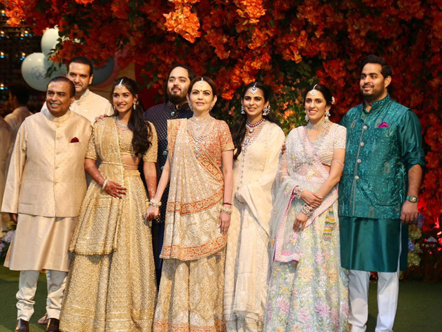 अनंत अंबानी और राधिका मर्चेंट की एंटीलिया में हुई सगाई