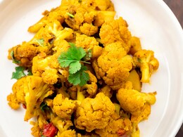 Dhaba Style Aloo Gobhi: घर पर बनाएं ढाबा स्टाइल मसाला आलू-गोभी की सब्जी, यहां देखें रेसिपी Dhaba Style Aloo Gobhi: घर पर बनाएं ढाबा स्टाइल मसाला आलू-गोभी की सब्जी, यहां देखें रेसिपी
