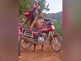 Video: इसे कहते हैं असली 'बाहुबली' खिलौने की तरह कंधे पर उठा ली दो बाइक Video: इसे कहते हैं असली 'बाहुबली' खिलौने की तरह कंधे पर उठा ली दो बाइक