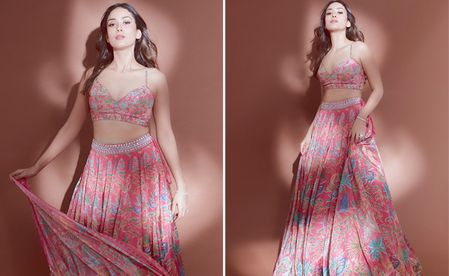 Mira Rajput Is All About The Spring Vibes On A Winter Day In Her <i>Lehenga</i>