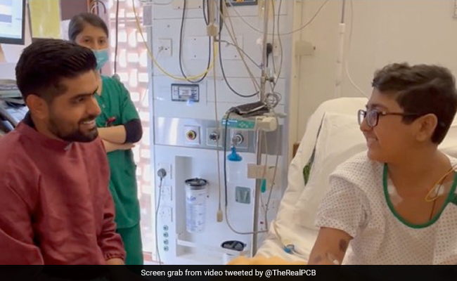 Video : पाकिस्तान के 'नंबर वन फैन' से मिलने अस्पताल पहुंचे बाबर आज़म , दिया ऐसा तोहफा