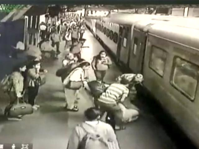 Alert Railway Cop Saves Passenger From Falling On Tracks