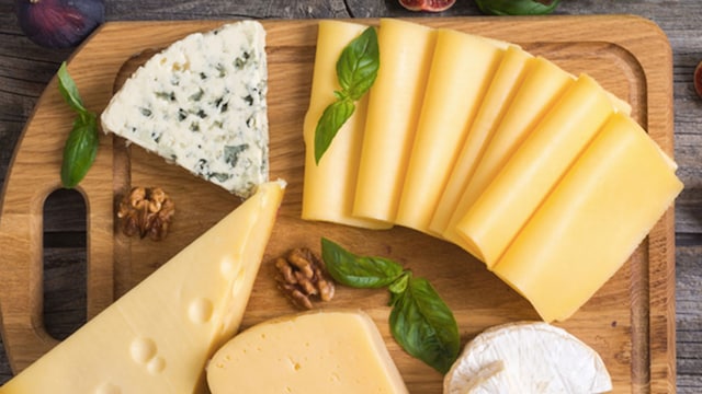 Aged or grass-fed cheddar provides high-quality protein, healthy fats, and vitamin K2
