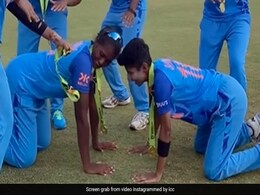 Viral dance video: U19 वर्ल्ड कप चैंपियन बनने के बाद भारतीय महिला खिलाड़ियों ने काला चश्मा पर लगाए जबरदस्त ठुमके, मैदान पर उड़ा दिया गर्दा Viral dance video: U19 वर्ल्ड कप चैंपियन बनने के बाद भारतीय महिला खिलाड़ियों ने काला चश्मा पर लगाए जबरदस्त ठुमके, मैदान पर उड़ा दिया गर्दा