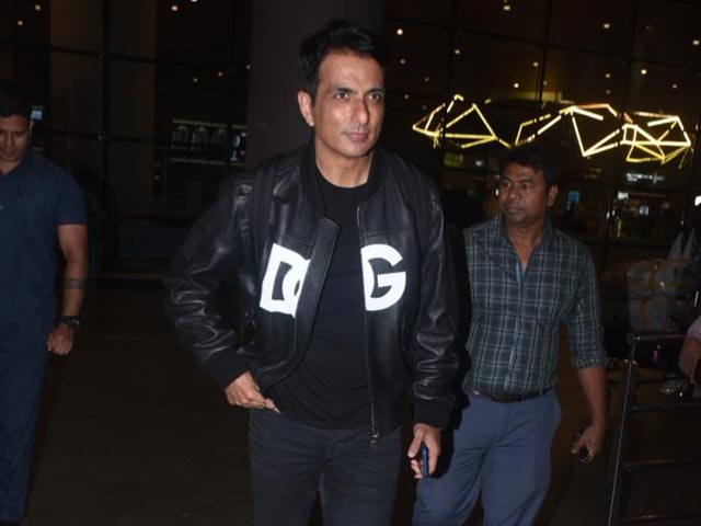 अभिनेता सोनू सूद मुंबई एयरपोर्ट पर हुए स्पॉट