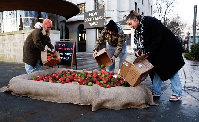 Thousand 'Bad Apples' Placed Outside London Police Headquarter As A Sign Of Protest