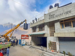 Joshimath Sinking: 24 घंटों में 50 से ज्यादा घरों में दिखीं दरारें, आर्मी बेस पर भी पड़ा असर; 10 अपडेट Joshimath Sinking: 24 घंटों में 50 से ज्यादा घरों में दिखीं दरारें, आर्मी बेस पर भी पड़ा असर; 10 अपडेट