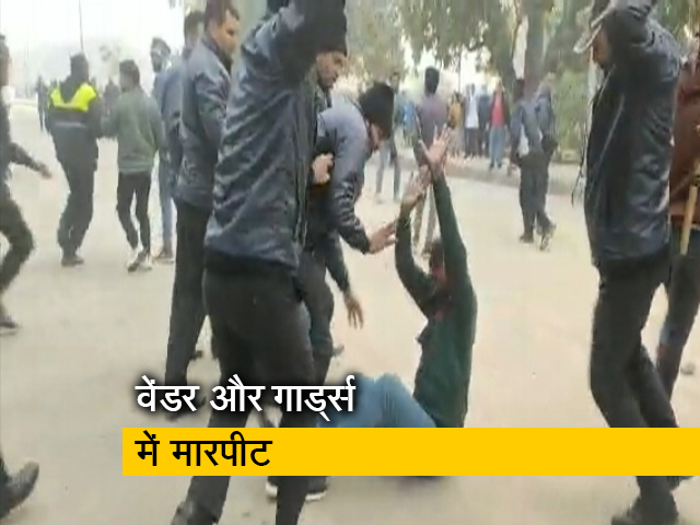 दिल्ली के इंडिया गेट पर वेंडर और गार्ड्स के बीच मारपीट