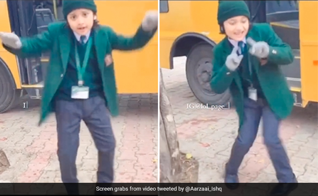 स्कूल बस से उतरकर सड़क किनारे डांस करने लगी छोटी बच्ची, प्यार आ गया रे...गाने पर दिखाए क्यूट मूव्स, लोग बोले- एक दिन स्टार बनेगी