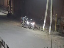 CCTV में कैद : दिल्ली में बेख़ौफ़ बदमाश, 2 वारदातों में खुलेआम हुई 7 लाख रुपये की लूट CCTV में कैद : दिल्ली में बेख़ौफ़ बदमाश, 2 वारदातों में खुलेआम हुई 7 लाख रुपये की लूट