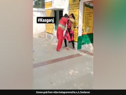स्कूल में दो महिला टीचर्स के बीच फिल्मी स्टाइल में जमकर हुई मारपीट, VIDEO देख यूजर्स बोले- 'कुछ नहीं बस इंग्लिश वाली…' स्कूल में दो महिला टीचर्स के बीच फिल्मी स्टाइल में जमकर हुई मारपीट, VIDEO देख यूजर्स बोले- 'कुछ नहीं बस इंग्लिश वाली…'