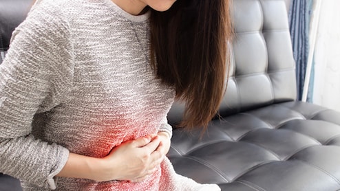 फूड पॉइजनिंग होने पर भूल कर भी मत कीजिए ये गलती, डॉक्टर से जानिए घर बैठे कैसे पा सकते हैं राहत