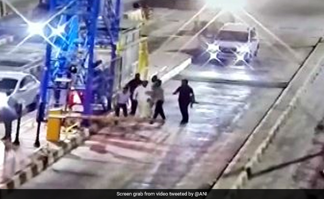 सीसीटीवी में कैद : तेलंगाना में केसीआर की पार्टी के एमएलए ने टोल प्लाजा कर्मचारी को पीटा