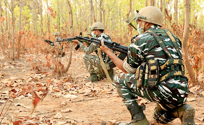 Pressure Bomb: बीजापुर में नक्सलियों के बिछाए प्रेशर बम में विस्फोट, संपर्क में आने से सुरक्षाबल का एक जवान घायल
